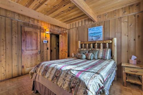 Woodsy Pinetop Cabin - Hike, Golf And Paddle!