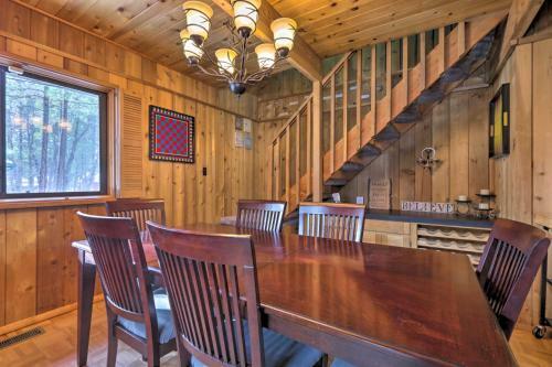 Woodsy Pinetop Cabin - Hike, Golf And Paddle!
