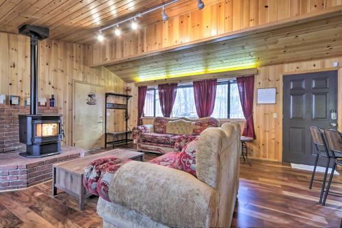 Woodsy Pinetop Cabin - Hike, Golf And Paddle!