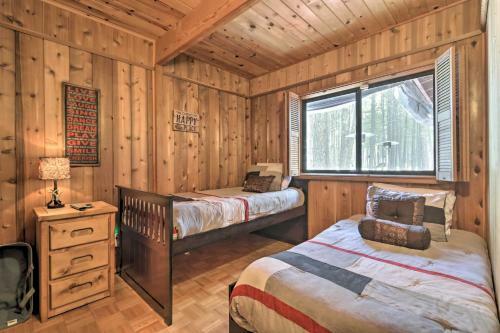 Woodsy Pinetop Cabin - Hike, Golf And Paddle!