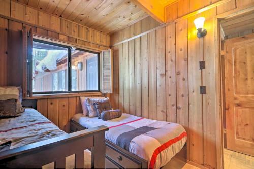 Woodsy Pinetop Cabin - Hike, Golf And Paddle!