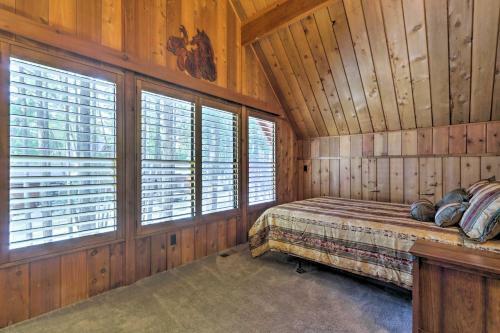 Woodsy Pinetop Cabin - Hike, Golf And Paddle!
