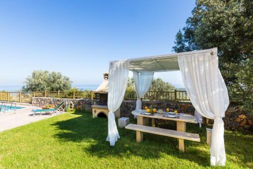 Maroulas Villas Ioanna & Stavros, Stunning Views!