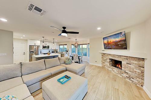 Upgraded Retreat - Poolside Oasis, Patio & Grill Home