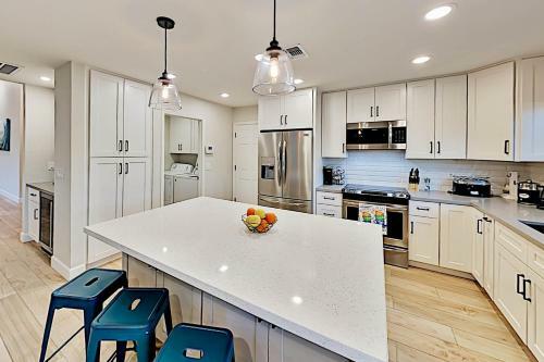 Upgraded Retreat - Poolside Oasis, Patio & Grill Home