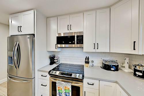 Upgraded Retreat - Poolside Oasis, Patio & Grill Home