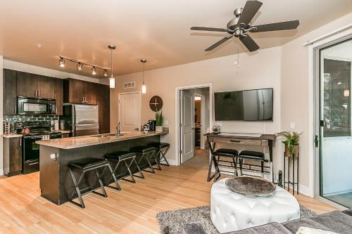 Apartamento Upscale Complex - King Beds - View Of Resort Style Pool With Parking