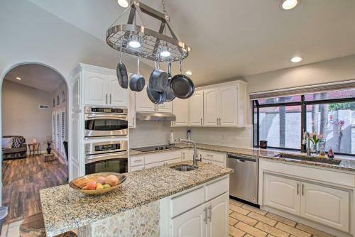 Trendy Phoenix Home With Pool - Walk To Lookout Mtn!
