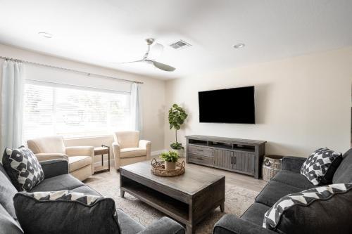 Family Friendly Modern With Gated & Heated Pool Home