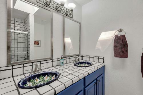 Stylish Scottsdale Home With Yard Pets Welcome