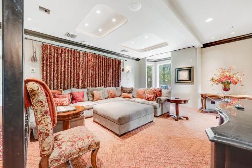 Phoenix Manor