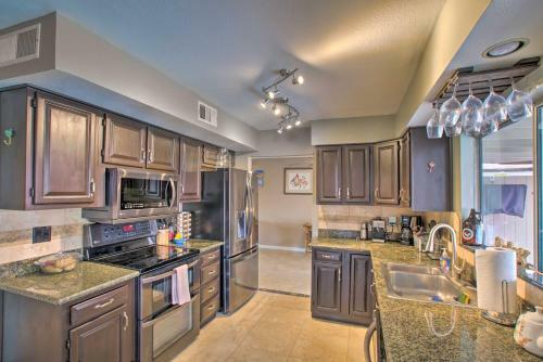 Relaxing Phoenix House With Hot Tub, Pool, And Grill!