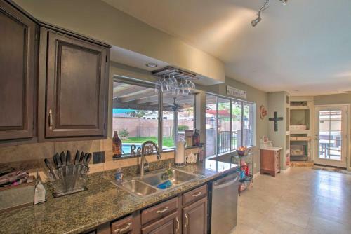 Relaxing Phoenix House With Hot Tub, Pool, And Grill!