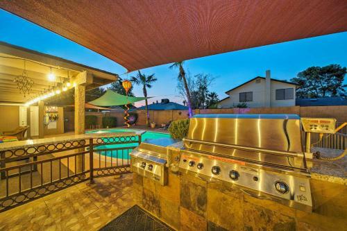 Relaxing Phoenix House With Hot Tub, Pool, And Grill!