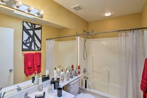 Luxury Glendale Getaway With Hot Tub And Patio!