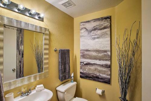 Luxury Glendale Getaway With Hot Tub And Patio!