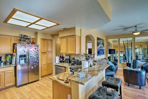Luxury Glendale Getaway With Hot Tub And Patio!
