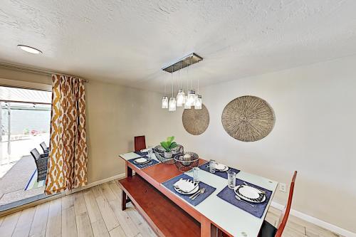 Family Friendly Home With Heated Pool & Waterslide Home
