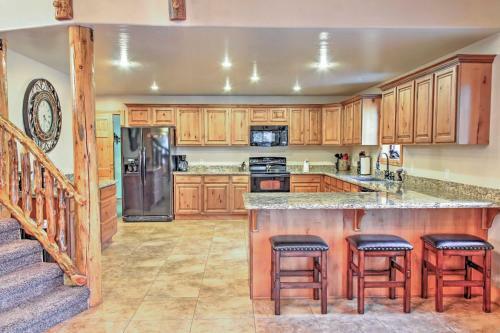 Rustic Lakeside Cabin On 3 Acres With Nature Views!