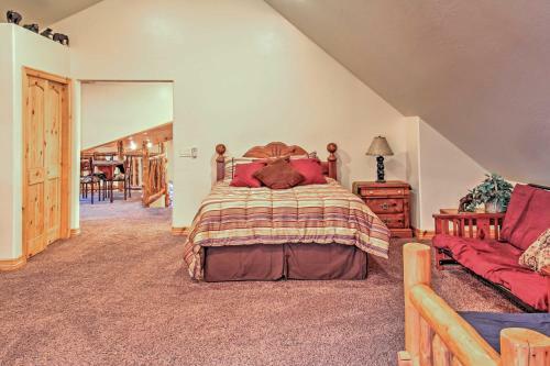 Rustic Lakeside Cabin On 3 Acres With Nature Views!