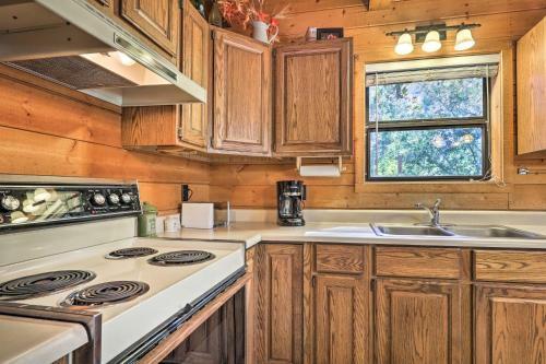 Pet-friendly Cabin With Bbq - 7 Mi To Show Low Lake!