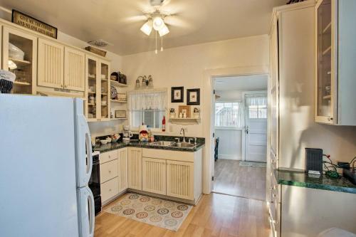 Serendipity Cottage With Yard, Walk To Town And Dining!