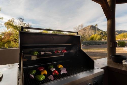 Desert Oasis W/ Pool, Table Tennis, & Fire Pit ? Caspian By Avantstay