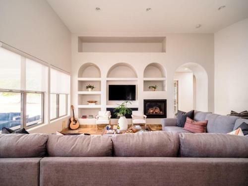 Farrier - Spectacular 7br Mediterranean-style Estate W Pool & Spa