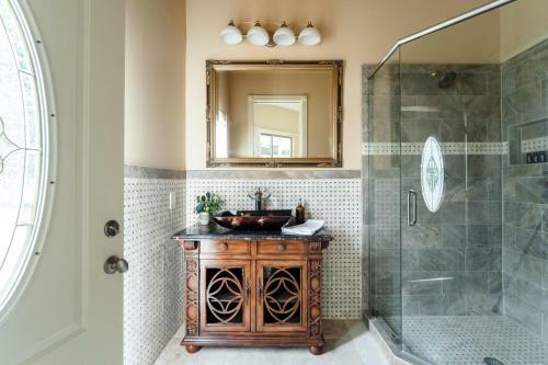 Farrier - Spectacular 7br Mediterranean-style Estate W Pool & Spa