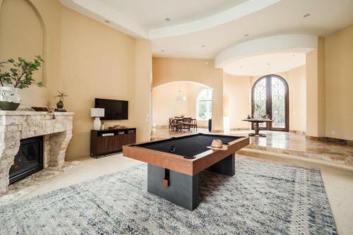 Farrier - Spectacular 7br Mediterranean-style Estate W Pool & Spa