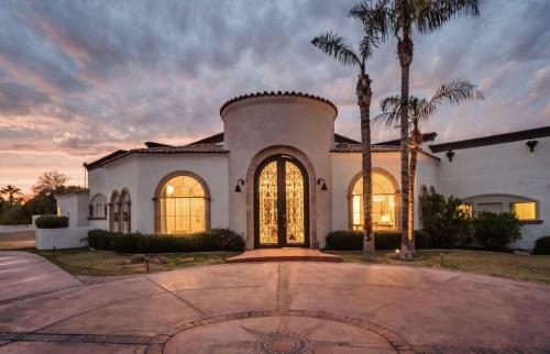 Farrier - Spectacular 7br Mediterranean-style Estate W Pool & Spa