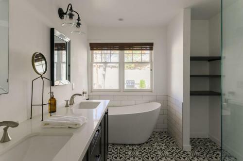 Onyx - Stylish Modern Home W Pool & Modern Design