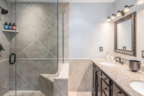 Spacious 4br Townhome In Scottsdale By Wanderjaunt