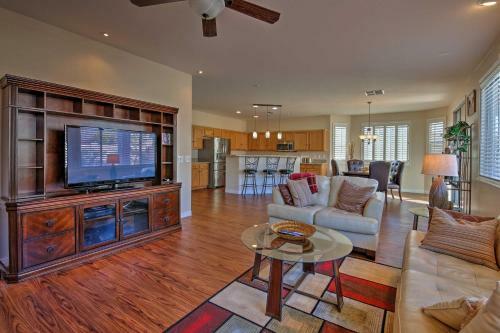 Luxurious Home With Pool, 2 Mi To Surprise Stadium!