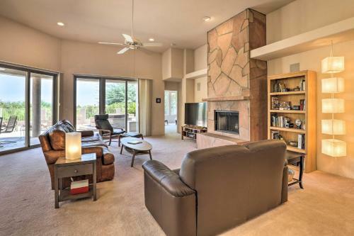 Tucson Getaway With Hot Tub, Fireplace And Office!