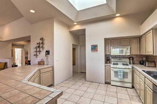 Tucson Getaway With Hot Tub, Fireplace And Office!