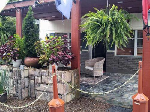 Bed & Breakfast Tradewinds Lodging