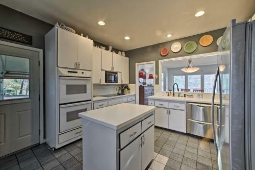 Lakefront Retreat With Dock And Beach 2 Miles To Golf