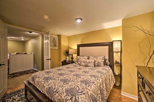 Lakefront Retreat With Dock And Beach 2 Miles To Golf