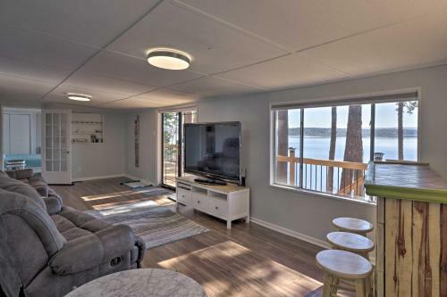 Waterfront Getaway With Furnished Deck And Grill!