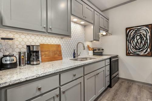 Apartamento Apt On Town Square - Ultimate Dt Fay Location!