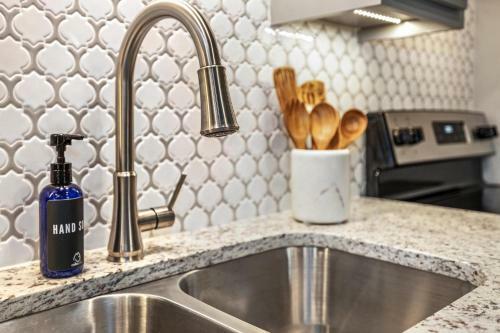 Apartamento Apt On Town Square - Ultimate Dt Fay Location!