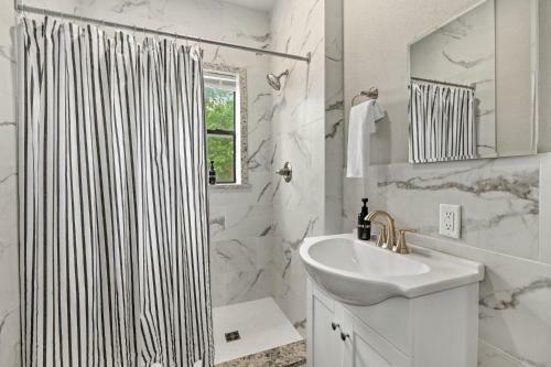 Apartamento Apt On Town Square - Ultimate Dt Fay Location!