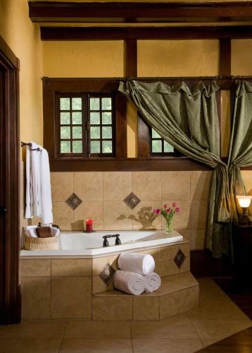 Hilltop Manor B&B