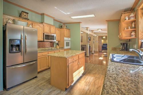 Retreat On Lake Hamilton With Sunroom And Dock!