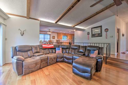 Lakefront Retreat With Deck, Dock And Resort Amenities