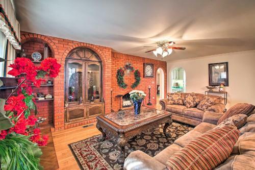 Hot Springs Home With Pool, 0 5 Mi To Oaklawn!