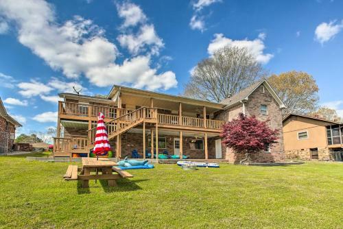 Gorgeous Lakefront Escape With Balcony And Dock!