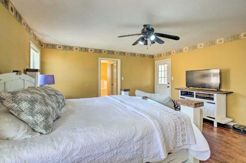 Gorgeous Lakefront Escape With Balcony And Dock!