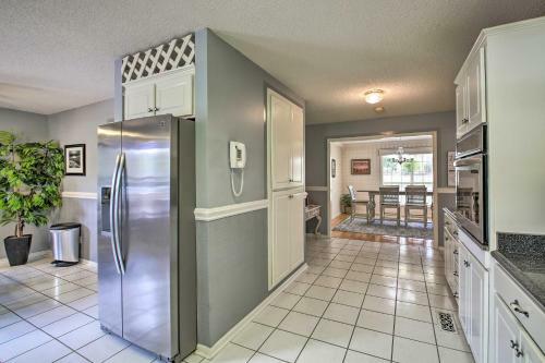 Gorgeous Lakefront Escape With Balcony And Dock!